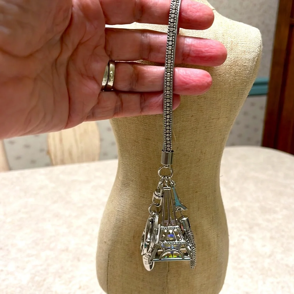 BNWT HALLMARK SILVER TONE & CRYSTAL EIFFEL TOWER PARIS KEYCHAIN 4 pcs Available